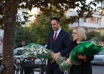 Konjufca e Nikolla bëjnë homazhe te busti i Adem Jasharit