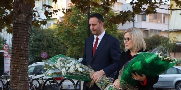 Konjufca e Nikolla bëjnë homazhe te busti i Adem Jasharit