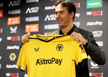 Mori drejtimin e klubit anglez