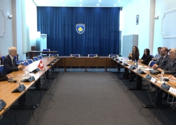 Ambasadori i Zvicrës takon deputetët, premton mbështetje në siguri e integrim