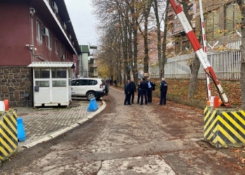 Policët serbë dorëzojnë armët dhe uniformat e tyre