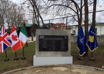 ​Përkujtohen 14 ushtarët britanikë që humbën jetën gjatë shërbimit në Kosovë