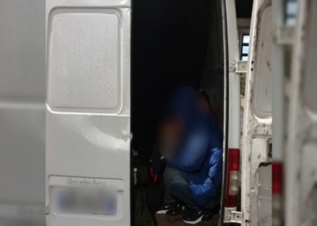 Kapen duke transportuar 17 emigrantë të paligjshëm, tre të arrestuar