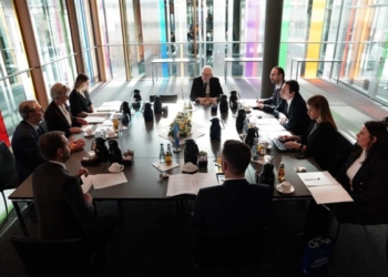 Kurti fton kompanitë gjermane ta vizitojnë Kosovën