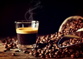 ​Shenjat që tregojnë se po konsumoni shumë kafeinë