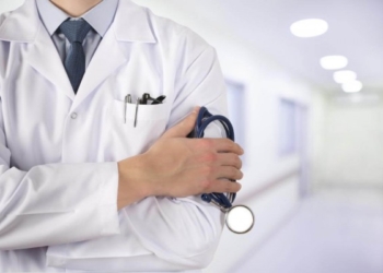 ​Sulmohet mjeku, dyshohet për trajtim të pandërgjegjshëm mjekësor