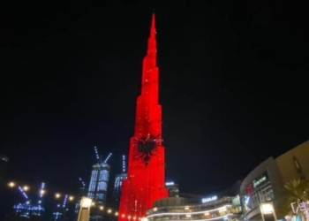 ​Ndërtesa më e lartë në botë shndërrohet në flamurin kuq e zi