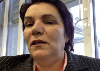 E mbijetuara e dhunës seksuale lëshon sallën teksa po fliste Daçiq