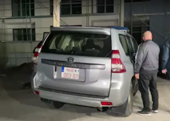 Arrestohet bashkëshorti i njërës nga katër infermieret e përfshira në rastin e rrahjes së të moshuarës