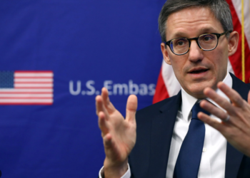 Këshilltari amerikan bisedon me Vuçiqin: I zhgënjyer që Qeveria e Kosovës nuk e zgjati afatin për targat