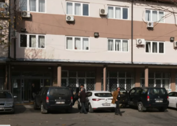 Serbët bojkotojnë, shqiptarët punojnë