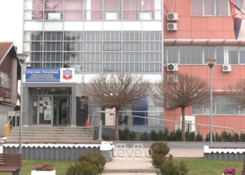 Zyrtarët serbë të Komunës së Graçanicës po vazhdojnë të dalin në punë