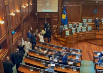 Pas betimit, deputetët e rinj të Listës Serbe lëshojnë sallën e Kuvendit