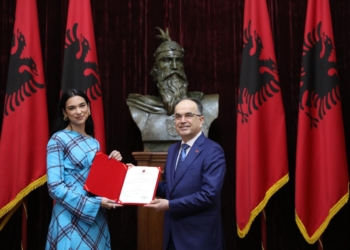 Begaj i dorëzon Dua Lipës dekretin e shtetësisë shqiptare