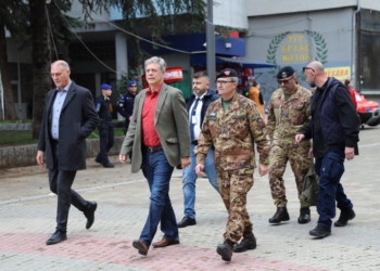 Shefi i EULEX-it së bashku me komandantin e KFOR-it shëtisin në veri