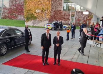 Kurti arrin në Samitin e Berlinit, pritet nga kancelari gjerman Scholz