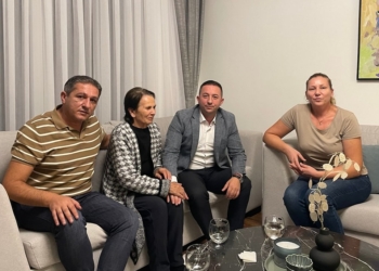 Mehaj viziton të moshuarën që u sulmua në Pejë: Nuk guxojmë mos t’i respektojmë nënat e dëshmorëve