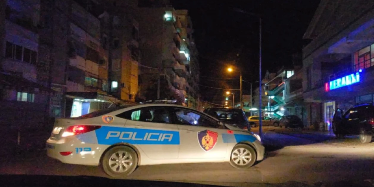 Qëlloi në ajër teksa lëvizte me motor, policia në ndjekje të autorit në Tiranë