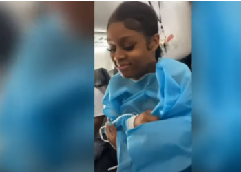 21-vjeçarja nga Connecticut solli në jetë foshnjën në aeroplan