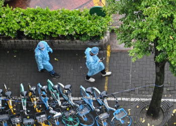 Kina izolon mbi 600.000 njerëz rreth fabrikës që prodhon iPhone