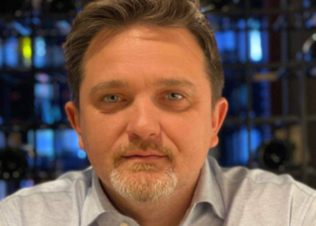 Aktori ​Julian Deda paraqet kandidaturën për kryetar të Tiranës