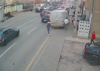 Vetura e godet këmbësorin, pëson lëndime trupore