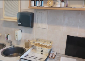 Në disa klinika të QKUK-së ka mungesë të sapunëve dhe çarçafëve