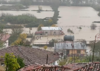Rritet rreziku për përmbytje në Shkodër, banorët përdorin varkat