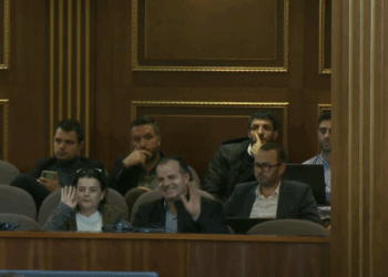 Vasfije Krasniqi merr pjesë në seancë, deputetët ngriten në këmbë për ta nderuar