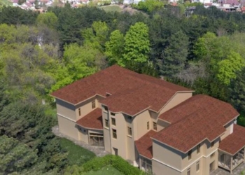 Reagojnë deputetët pas rrahjes së të moshuares në shtëpinë e pleqve