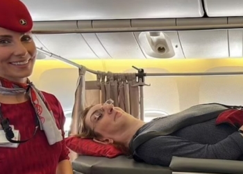 Gruaja më e gjatë në botë, udhëton për herë të parë me aeroplan