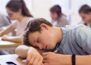 Studimi: Adoleshentët që nuk flenë mjaftueshëm kanë pasoja në të mësuarin dhe sjelljen