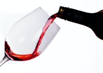 6 lloje ushqimesh që mund të konsumoni për të lehtësuar simptomat që lë alkooli