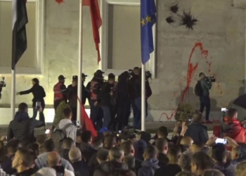 Protesta në Shqipëri, qëllohen me ngjyrë muret e kryeministrisë, ndalohet një person