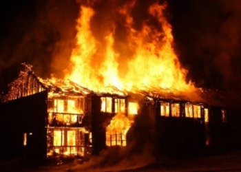 Digjet stalla së bashku me një lopë