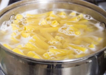 Mos e derdhni kurrë ujin e makaronave, ja për çfarë mund ta përdorni