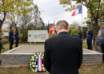 Ministria e Mbrojtjes reagon pas raportimeve se ushtarët e FSK-së nderuan të rënët serb