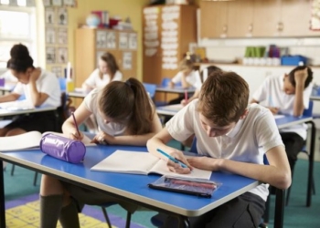 Braktisja e madhe e Shqipërisë, familjet emigrojnë, në shkolla mungojnë 17.543 nxënës