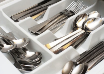 Si të pastroni enët metalike të kuzhinës me metoda natyrale