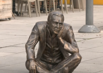 Burri që u ul këmbëkryq para policisë serbe