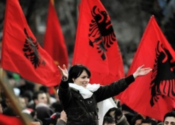 Historia e shqiponjës dykrenëshe, flamurit kuqezi dhe himnit shqiptar