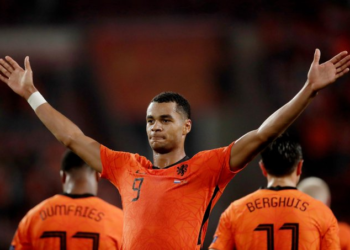 Dy gola të vonshëm i japin fitoren Holandës