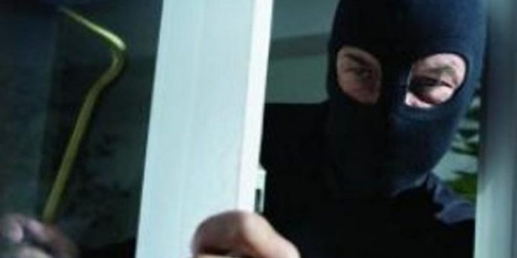 Një personi në Prishtinë i vidhet Iphone 12 nga persona të maskuar