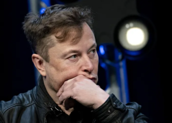 ​Drejt rënies? Elon Musk shet 4 miliardë dollarë aksione të Teslës