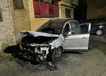 Digjet një veturë me targa serbe në veri