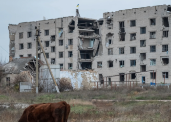 Pesë të vrarë nga sulmi rus në një ndërtesë banimi në Ukrainë