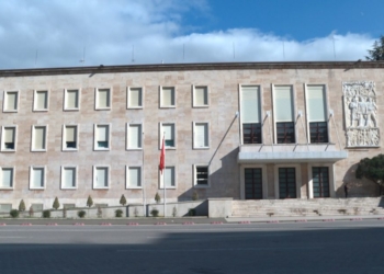 Blindohet Kryeministria shqiptare, policia rrethon ndërtesën