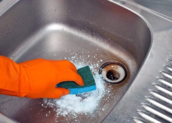 Mënyra e duhur për pastruar thellësisht lavamanin e kuzhinës