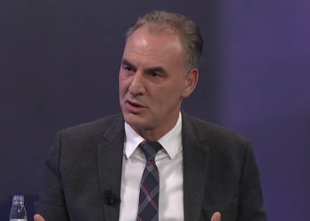 Limaj: Kurti ende pa mbërri në aeroport të Prishtinës e shtyu vendimin për targa, kjo tregon joseriozitet