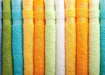 Si të zbusni sërish peshqirët e përdorur – mënyra të thjeshta në shtëpi